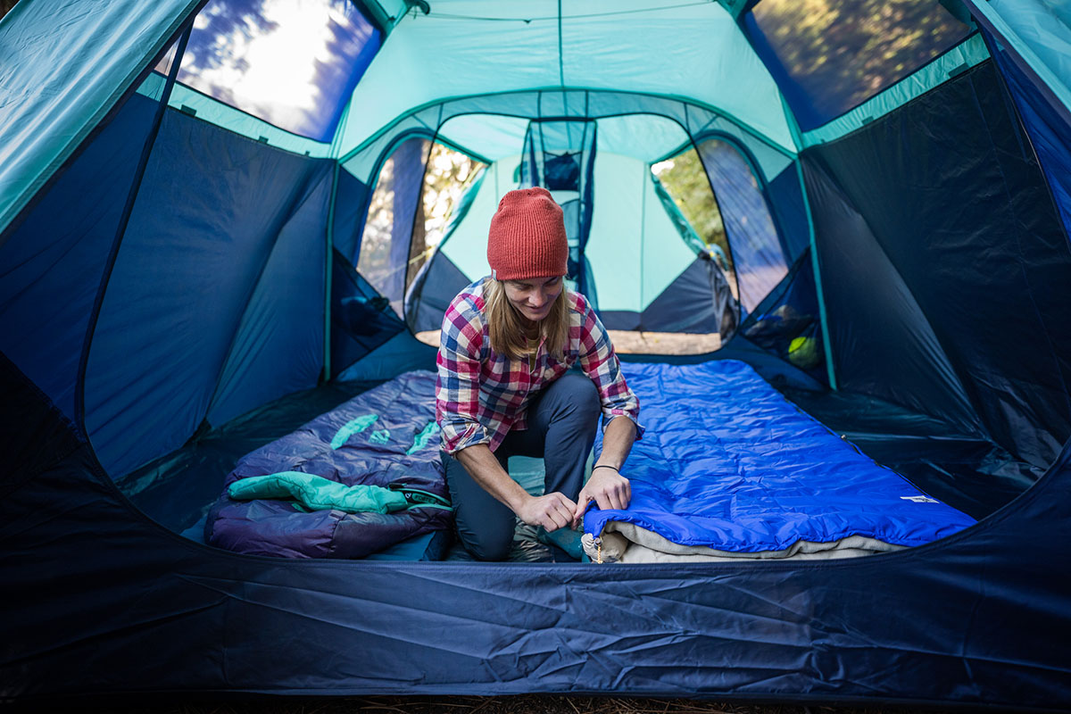 The North Face Wawona 6 camping tent (setting up sleeping bags)